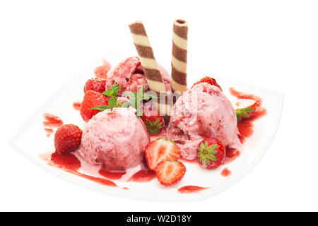 Eisbecher: Teller mit Erdbeeren, Erdbeereis und Dekoration auf weißem Hintergrund Stockfoto