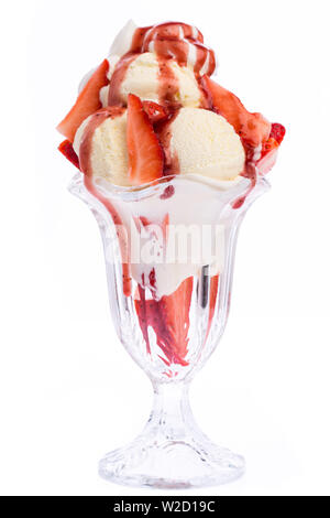 Eisbecher: Eisbecher mit Vanilleeis und Erdbeeren - Vorderansicht auf weißem Hintergrund Stockfoto