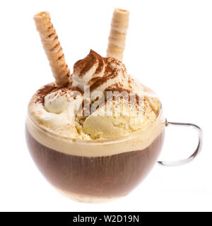 Eisbecher: Eiskaffee: heißer Kaffee und Eis auf weißem Hintergrund Stockfoto