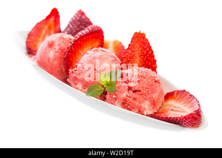 Eisbecher: Eis: Strawberry sundae in eine Schüssel mit Erdbeeren auf einem weißen Tisch Stockfoto