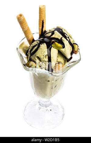Eisbecher: Pistazie Eisbecher mit Schokoladensauce und Waffeln auf weißem Hintergrund Stockfoto