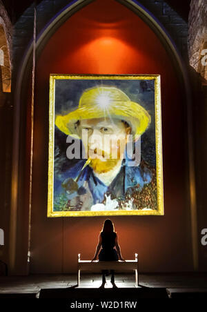 Eine Frau Blick Van Gogh: Die immersive Erfahrung, welche für die Öffentlichkeit heute und läuft noch bis zum Sonntag, den 5. Januar 2020 an der York St Mary's Church in York öffnet sich. Stockfoto