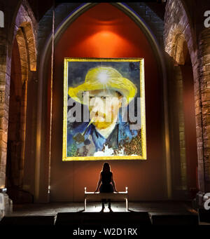 Eine Frau Blick Van Gogh: Die immersive Erfahrung, welche für die Öffentlichkeit heute und läuft noch bis zum Sonntag, den 5. Januar 2020 an der York St Mary's Church in York öffnet sich. Stockfoto