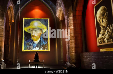 Eine Frau Blick Van Gogh: Die immersive Erfahrung, welche für die Öffentlichkeit heute und läuft noch bis zum Sonntag, den 5. Januar 2020 an der York St Mary's Church in York öffnet sich. Stockfoto