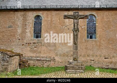 Kirche St. Peter in Roth an der Our, Deutschland - eine ehemalige Kirche der Tempelritter, teilweise Sommer Außenansicht unter dramatischen bewölkten Himmel Stockfoto