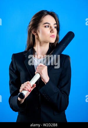 Das Spiel. Schön und gefährlich. Frau hübsches Mädchen tragen formalen Jacke und halten Sie Baseball Bat. Business Strategie. Aggressiv. Business Lady Boss. Entscheidende Aktionen. Vertrauen und Stärke. Stockfoto