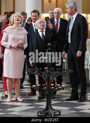 Leipzig, Deutschland. 04. Juli, 2019. Irische Präsident Michael D. Higgins und seine Frau Sabina besuchen Sie die Nikolaikirche, begleitet von Nikolaikirch Pfarrer Bernhard Stief (r) und Sachsens Ministerpräsident Michael Kretschmer (CDU). Credit: Peter Endig/dpa-Zentralbild/dpa/Alamy leben Nachrichten Stockfoto