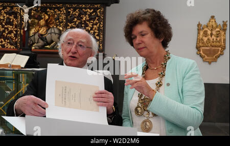 Leipzig, Deutschland. 04. Juli, 2019. Der irische Präsident Michael D. Higgins erhält ein faksimile von Ernst Windisch von der Rektor der Universität Leipzig, Beate Schücking, als Geschenk aus dem Jahr 1905. Credit: Peter Endig/dpa-Zentralbild/dpa/Alamy leben Nachrichten Stockfoto