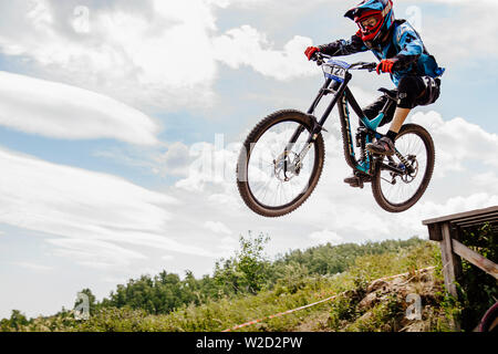 Magnitogorsk, Russland - 23. Juni 2019: Männer rider Downhill Mountainbike während der nationalen Meisterschaft Downhill Stockfoto