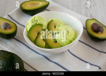 Hausgemachte leckere avocado Eis in eine Schüssel, niedrigen Winkel anzeigen. Nahaufnahme. Stockfoto