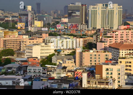 Ein hohes Ansehen der Wolkenkratzer im Zentrum von Bangkok, Thailand, im Westen von der Sathorn Bezirk Stockfoto