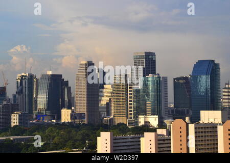 Ein hohes Ansehen der Wolkenkratzer im Zentrum von Bangkok, Thailand, Blick nach Norden von der Sathorn Bezirk Stockfoto