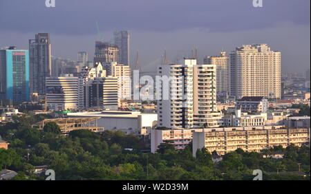 Ein hohes Ansehen der Wolkenkratzer im Zentrum von Bangkok, Thailand, suchen South West von der Sathorn Bezirk Stockfoto