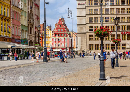 Wroclaw, Polen - 21. Juni 2019: Blick auf die Altstadt Salz und Marktplatz bunte Häuser, Menschen Stockfoto