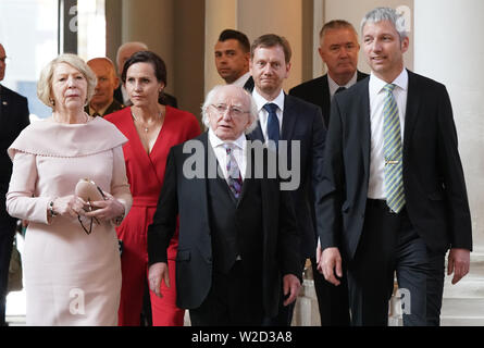 Leipzig, Deutschland. 04. Juli, 2019. Irische Präsident Michael D. Higgins und seine Frau Sabina besuchen Sie die Nikolaikirche, begleitet von Nikolaikirch Pfarrer Bernhard Stief (r) und Sachsens Ministerpräsident Michael Kretschmer (CDU) und sein Partner Annett Hofmann (2. von links). Credit: Peter Endig/dpa-Zentralbild/dpa/Alamy leben Nachrichten Stockfoto