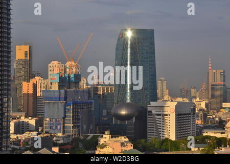 Ein hohes Ansehen der Wolkenkratzer im Zentrum von Bangkok, Thailand, suchen North West von der Sathorn Bezirk Stockfoto