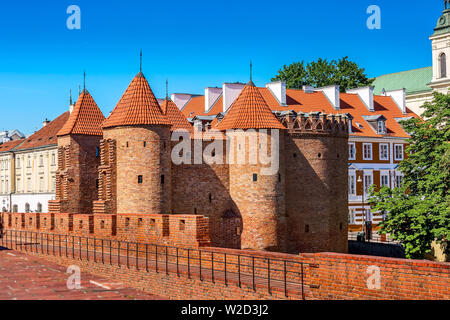 Warschau, Polen Barbican oder Barbakan - Halbrunde befestigte XVI Jahrhundert Outpost mit der Verteidigung Mauern und Befestigungsanlagen der Altstadt qua Stockfoto