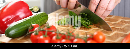 Männliche Hände Schneiden Grüne aromatische Sauerampfer Blatt Stockfoto