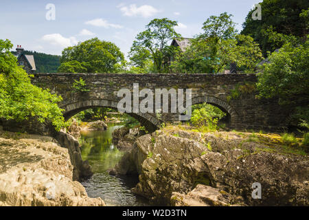 Die mittelalterliche Pont-y-Brücke oder die Brücke der Kessel über dem Fluss Llugwy im Jahre 1475 erbaut und ist das älteste Kreuzung in Betws y Coed North Wales Stockfoto