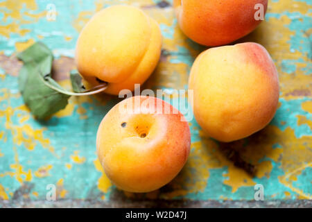 Frische Pfirsiche auf blauem Hintergrund Stockfoto