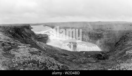 Gullfoss Wasserfall, Natur, isländischen Sommer Landschaft. Herrlicher Panoramablick von fallendem Wasser in der Schlucht des Flusses Hvita, im Südwesten von Island Stockfoto