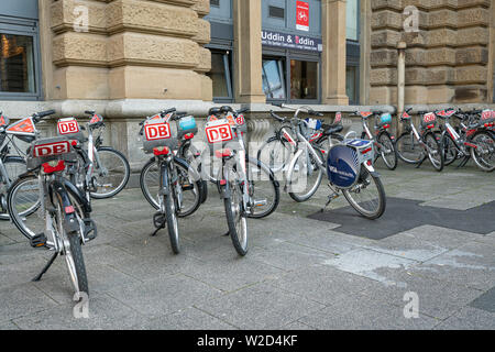 Frankfurt am Main, Juli 2019. Einige Fahrräder zum Mieten auf der Deutschen Bahn auf einem Bürgersteig Stockfoto