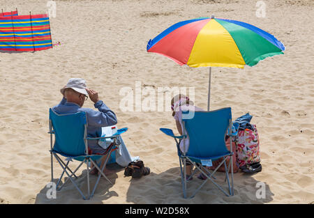 Bournemouth, Dorset UK. 8. Juli 2019. UK Wetter: heiß und sonnig in Bournemouth Strände als sunseekers Kopf an der Küste die herrlichen Wetter zu machen. Credit: Carolyn Jenkins/Alamy leben Nachrichten Stockfoto