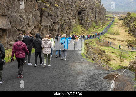 THINGVELLIR, ISLAND - 20. MAI 2019: Masse der Touristen, die in den Nationalpark Thingvellir ein Ort der historische, kulturelle und geologische Bedeutung Stockfoto