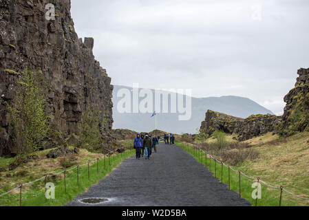 THINGVELLIR, ISLAND - 20. MAI 2019: Masse der Touristen, die in den Nationalpark Thingvellir ein Ort der historische, kulturelle und geologische Bedeutung Stockfoto