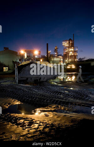 Abbau, Verwaltung und Transport von mineralischen Sanden aus Titan. Frontlader, der schweres mineralisches Sandkonzentrat vom Vorratstapel zum Trennwerk verschiebt. Stockfoto