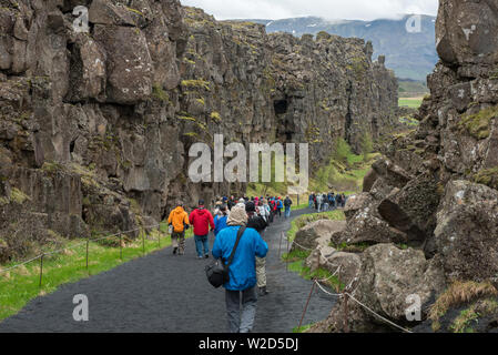 THINGVELLIR, ISLAND - 20. MAI 2019: Masse der Touristen, die in den Nationalpark Thingvellir ein Ort der historische, kulturelle und geologische Bedeutung Stockfoto