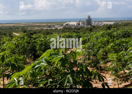 Abbau, Verwaltung und Transport von mineralischen Sanden aus Titan. Vom sanierten Bauernland über die Verarbeitungsanlage bis zur Küste und zum Meer, und Förderband bis hin zum Steg Stockfoto