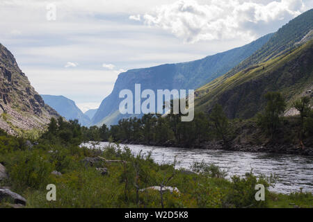 Chulyshman Fluss in den Bergen Tal. Die malerische Landschaft des Altaigebirges. Sommer. Stockfoto