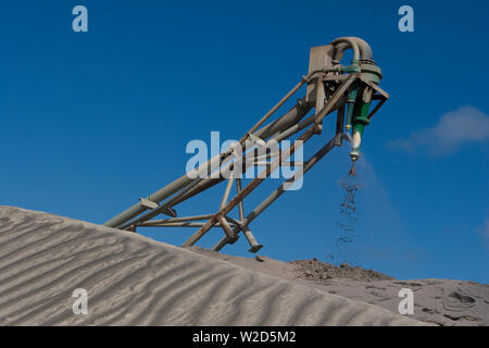 Bergbau, Verwaltung und Transport von Titanmineralsanden. Lagerbestände, die mineralhaltige Sande außerhalb der Trennanlage vor der weiteren Verarbeitung anhäufen. Stockfoto