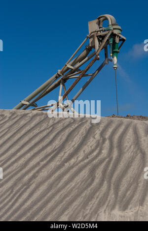 Bergbau, Verwaltung und Transport von Titanmineralsanden. Lagerbestände, die mineralhaltige Sande außerhalb der Trennanlage vor der weiteren Verarbeitung anhäufen. Stockfoto