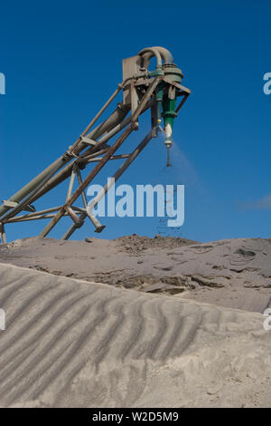 Bergbau, Verwaltung und Transport von Titanmineralsanden. Lagerbestände, die mineralhaltige Sande außerhalb der Trennanlage vor der weiteren Verarbeitung anhäufen. Stockfoto