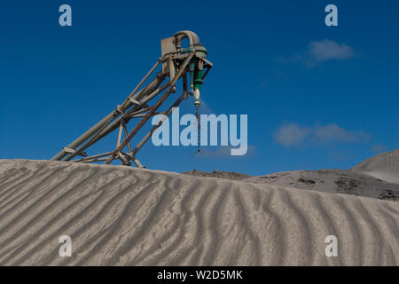 Bergbau, Verwaltung und Transport von Titanmineralsanden. Lagerbestände, die mineralhaltige Sande außerhalb der Trennanlage vor der weiteren Verarbeitung anhäufen. Stockfoto