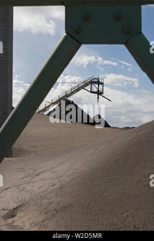 Bergbau, Verwaltung und Transport von Titanmineralsanden. Lagerbestände, die mineralhaltige Sande außerhalb der Trennanlage vor der weiteren Verarbeitung anhäufen. Stockfoto