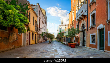 Gasse in Venedig führt zu einem Pier, Italien Stockfoto