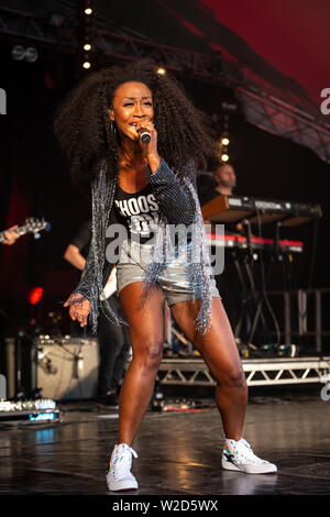 Beverley Knight 2019 Cornbury führt auf dem Festival, großen Tew, Oxfordshire. Beverley Knight, MBE (* Beverley Anne Smith, 22. März 1973) Stockfoto