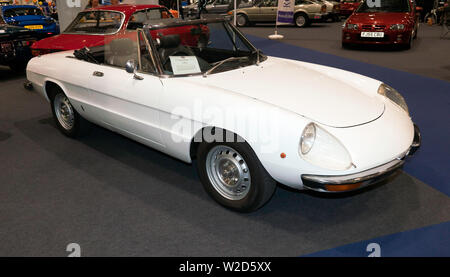 Drei Viertel Vorderansicht eines 1975 Alfa Romeo 2000 Spider Veloce, auf Anzeige an der Alfa Romeo Owners Club am 2019 London Classic Car Show Stand Stockfoto