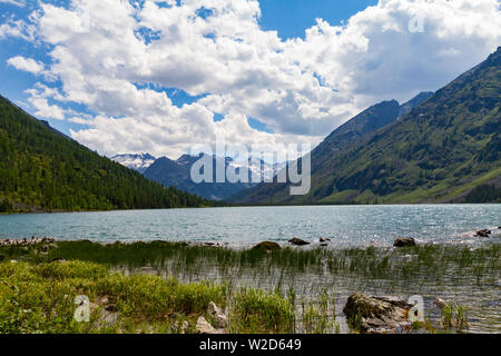 Multinsky Seen in Altai Gebirge. Malerische Sommer Landschaft. Stockfoto