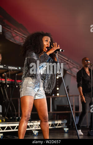 Beverley Knight 2019 Cornbury führt auf dem Festival, großen Tew, Oxfordshire. Beverley Knight, MBE (* Beverley Anne Smith, 22. März 1973) Stockfoto