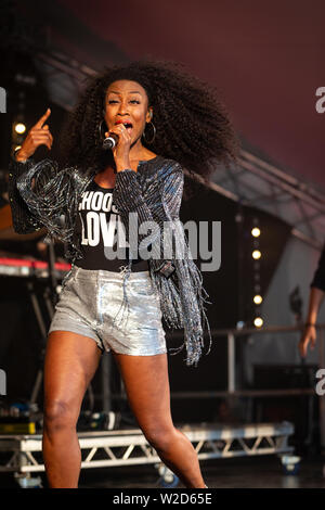 Beverley Knight 2019 Cornbury führt auf dem Festival, großen Tew, Oxfordshire. Beverley Knight, MBE (* Beverley Anne Smith, 22. März 1973) Stockfoto