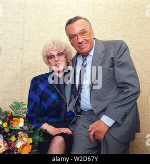 Der deutsche Showmaster und Mass Heinz Schenk posiert mit seiner Ehefrau Gerti in den 1980er Jahren. Die deutsche Showmaster und Schauspieler Heinz Schenk wirft mit seiner Frau Gerti in den 1980er Jahren. Stockfoto