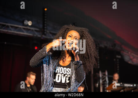 Beverley Knight 2019 Cornbury führt auf dem Festival, großen Tew, Oxfordshire. Beverley Knight, MBE (* Beverley Anne Smith, 22. März 1973) Stockfoto