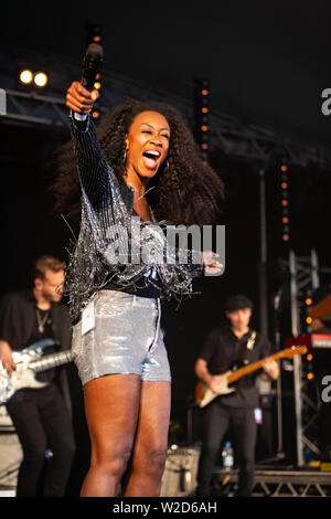 Beverley Knight 2019 Cornbury führt auf dem Festival, großen Tew, Oxfordshire. Beverley Knight, MBE (* Beverley Anne Smith, 22. März 1973) Stockfoto