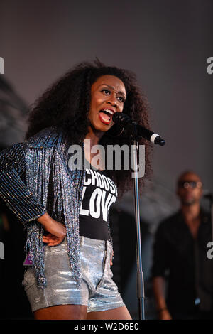 Beverley Knight 2019 Cornbury führt auf dem Festival, großen Tew, Oxfordshire. Beverley Knight, MBE (* Beverley Anne Smith, 22. März 1973) Stockfoto