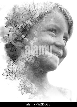 Paintography. Double Exposure Nahaufnahme Portrait von Happy Boy auflösen in die Hand gezeichnet Tuschemalerei mit pinselstrich Textur, Schwarz und Weiß Stockfoto