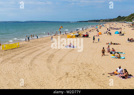 Bournemouth, Dorset UK. 8. Juli 2019. UK Wetter: heiß und sonnig in Bournemouth Strände als sunseekers Kopf an der Küste die herrlichen Wetter zu machen. Credit: Carolyn Jenkins/Alamy leben Nachrichten Stockfoto